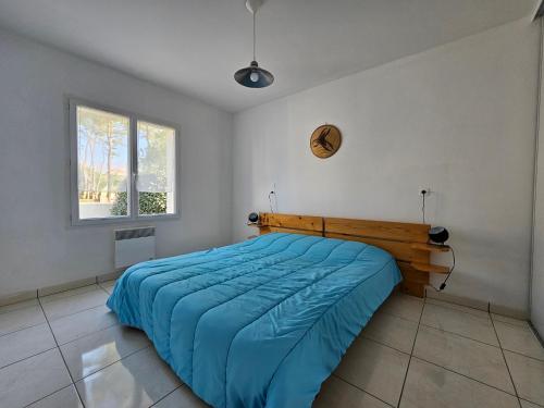 Ένα ή περισσότερα κρεβάτια σε δωμάτιο στο Villa lumineuse et confortable, à 600m de la plage, proche commerces, jardin et WiFi inclus - FR-1-476-26