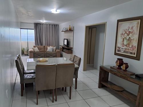 a kitchen and living room with a table and a couch at AP Prox de tudo FIG ENCANTOS DO NATAL in Garanhuns