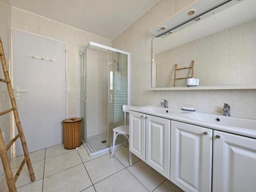 Ένα μπάνιο στο Villa lumineuse et confortable, à 600m de la plage, proche commerces, jardin et WiFi inclus - FR-1-476-26