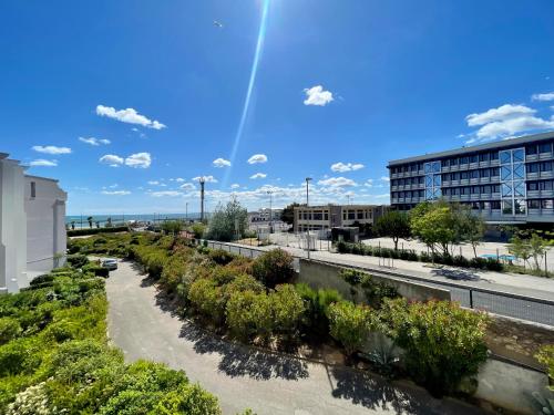 Studio cabine lumineux avec parking privé, face à la plage – Sète
