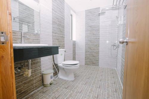 ダナンにあるTân Hoàng Long Hotel DN by - BAY LUXURYのトイレと洗面台付きのバスルーム