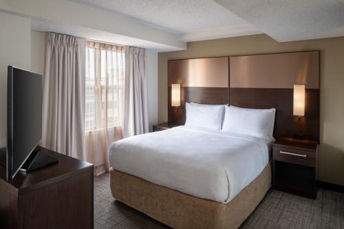 um quarto de hotel com uma cama grande e uma televisão em Residence Inn Washington, DC / Dupont Circle em Washington