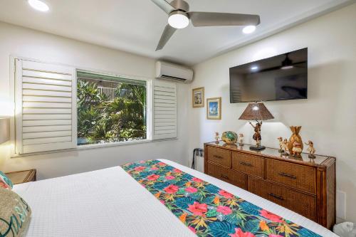 Una televisión o centro de entretenimiento en Kihei Kai Oceanfront Condos
