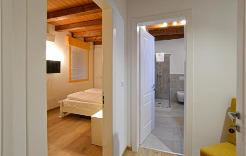Zimmer mit einem Bad mit einem Bett und einer Tür in der Unterkunft Awesome Home In Lucinico With Wifi in Lucinico
