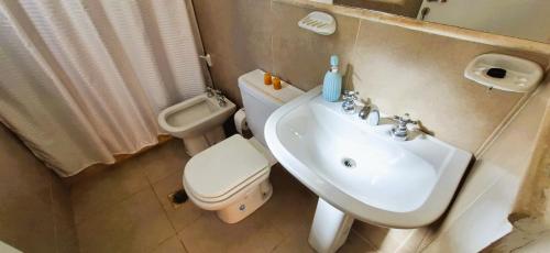 Un baño con un lavabo blanco y un inodoro. en La Juana, en San Juan