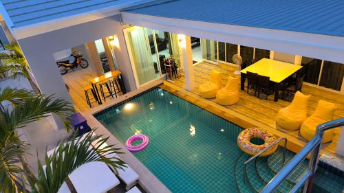 an overhead view of a swimming pool in a house at พลอยพูลวิลล่า ชะอำ 2 Poolvilla Cha-am 2 in Cha Am