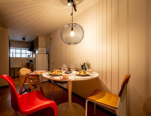 ein Zimmer mit einem Tisch und Teller mit Lebensmitteln darauf in der Unterkunft Healing Inn Osaka Fukushima in Osaka
