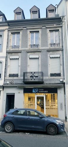 a blue car parked in front of a building at les lichens Tarbes in Tarbes
