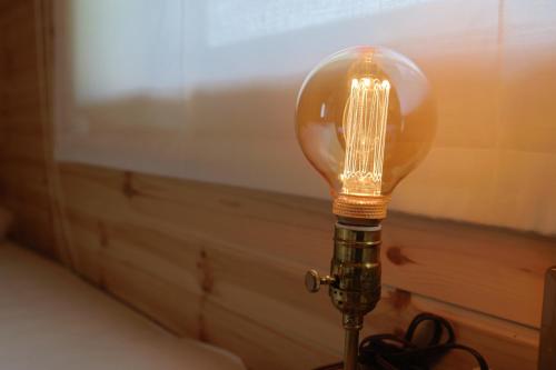 a light bulb sitting on top of a table at lamp yamanaka-山中湖 河口湖 プライベートヴィラ-132平米-最大10名-BBQ無料-乳幼児可-長期滞在設備充実-山中湖車5分-河口湖車20分 in Yamanakako