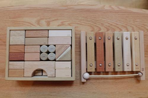 a model of a wooden toy house on a table at lamp yamanaka-山中湖 河口湖 プライベートヴィラ-132平米-最大10名-BBQ無料-乳幼児可-長期滞在設備充実-山中湖車5分-河口湖車20分 in Yamanakako