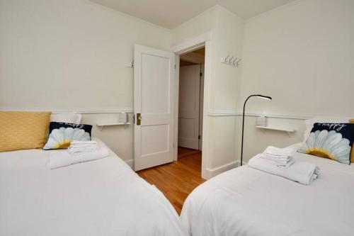 Ένα ή περισσότερα κρεβάτια σε δωμάτιο στο Good Vibes Portland Home - 4 Wonderful Seasons