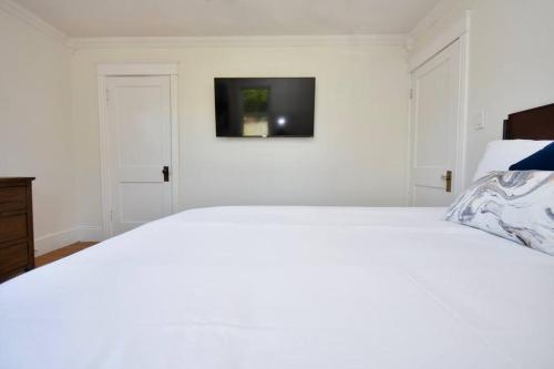 Ένα ή περισσότερα κρεβάτια σε δωμάτιο στο Good Vibes Portland Home - 4 Wonderful Seasons