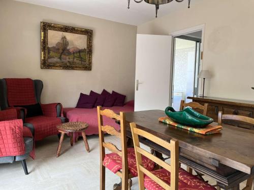 un salon avec une table et un canapé dans l'établissement Appartement 2P avec terrasses, parking privé, à 100m des plages - Juan-les-Pins - FR-1-252-196, à Antibes