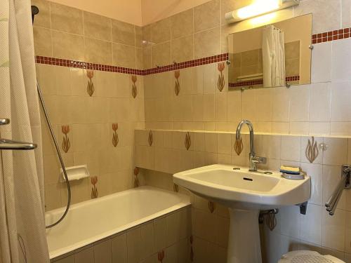 une salle de bain avec un lavabo et des toilettes et une baignoire et un lavabo dans l'établissement Appartement 2P avec terrasses, parking privé, à 100m des plages - Juan-les-Pins - FR-1-252-196, à Antibes