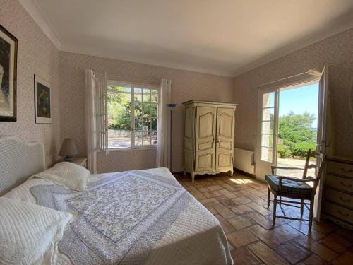 une chambre avec un lit, une commode et une fenêtre dans l'établissement Villa 4 chambres avec piscine privée et climatisation - FR-1-100-339, à Cavalaire-sur-Mer
