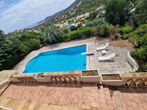 - une piscine sur une terrasse à côté d'une montagne dans l'établissement Villa 4 chambres avec piscine privée et climatisation - FR-1-100-339, à Cavalaire-sur-Mer