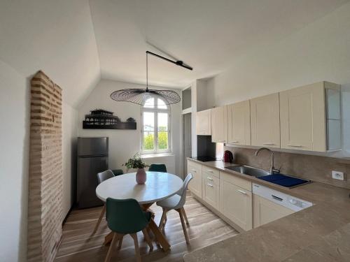 une cuisine avec une table, des chaises et un évier dans l'établissement Appartement T3 Lumineux - Parking Privé - Proche Centre et Plages d'Arcachon - FR-1-319-567, à Arcachon