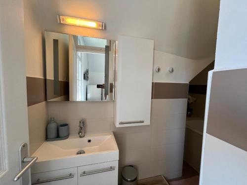 une salle de bain avec un lavabo et un miroir dans l'établissement Appartement T3 Lumineux - Parking Privé - Proche Centre et Plages d'Arcachon - FR-1-319-567, à Arcachon