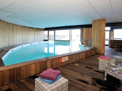 une grande piscine dans un immeuble dans l'établissement Appartement avec balcon, piscine, sauna et parking - 8 personnes, Arc 1600 - FR-1-411-941, à Bourg-Saint-Maurice