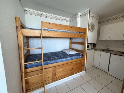 - une chambre avec deux lits superposés dans une cuisine dans l'établissement Studio 4 pers avec balcon, parking, linge inclus - FR-1-224C-306, à Saint-Jean-de-Monts