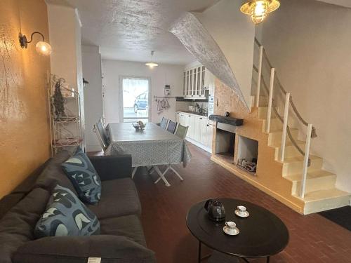 un salon avec un canapé et une table dans l'établissement Maison familiale pour 8 avec terrasse, à 300m de la plage - La Guérinière - FR-1-224B-228, à La Guérinière