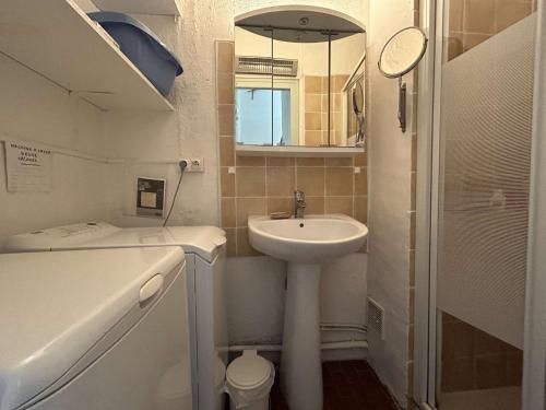 une salle de bain avec un lavabo, un miroir et une baignoire dans l'établissement Maison familiale pour 8 avec terrasse, à 300m de la plage - La Guérinière - FR-1-224B-228, à La Guérinière