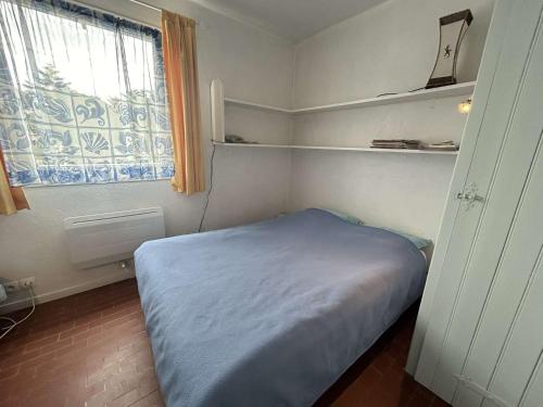 une petite chambre avec un lit et une fenêtre dans l'établissement Maison familiale pour 8 avec terrasse, à 300m de la plage - La Guérinière - FR-1-224B-228, à La Guérinière