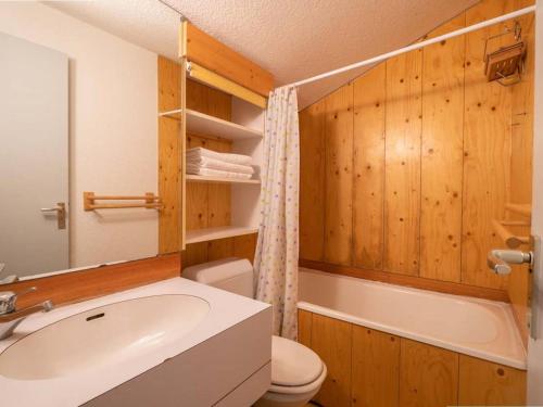 une salle de bain avec un lavabo, des toilettes et une baignoire dans l'établissement Duplex cosy 3 pièces avec mezzanine, 2 salles de bain, balcon et casier à skis à Valmorel - FR-1-291-1008, à Valmorel