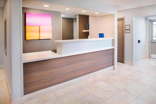 a lobby of a hospital with a reception counter at Residence Inn Seattle North/Lynnwood Everett in Lynnwood
