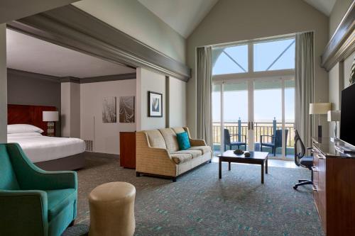 una habitación de hotel con una cama y un balcón en Marriott Sanibel Harbour Resort & Spa, en Fort Myers