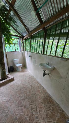 Koupelna v ubytování Cabaña en el arbol del Tacana