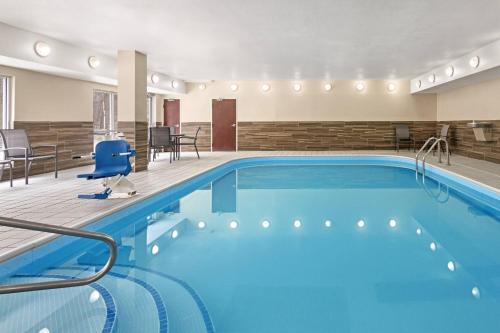 a pool with blue water in a hotel room at Fairfield Inn by Marriott Warren Niles in Warren