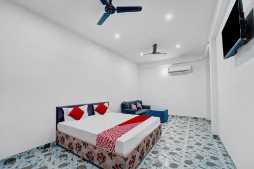 Een bed of bedden in een kamer bij Flagship Hotel Blue Gram Inn