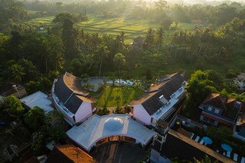 Bazén v ubytování Rudra Sahashrara Bali - Ayurvedic - Health and Wellness Resort nebo v jeho okolí