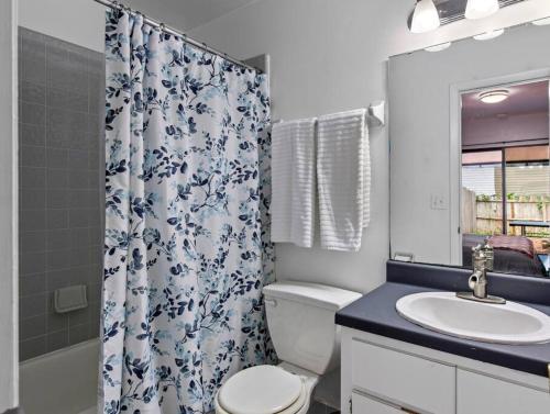 une salle de bain avec un lavabo, des toilettes et une douche dans l'établissement Spacious Condo Pet Friendly Ping Pong Table, à Gainesville