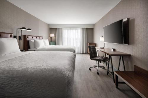 Postel nebo postele na pokoji v ubytování Four Points by Sheraton - San Francisco Airport