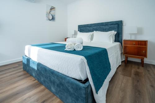 a bedroom with a large bed with two towels on it at Casa da FÁ 2 in Pinhão