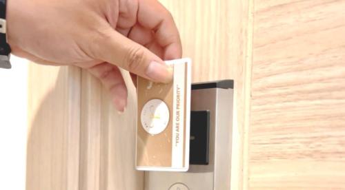 una persona che apre una porta tenendola in mano di Priority Guest House Samarinda a Samarinda