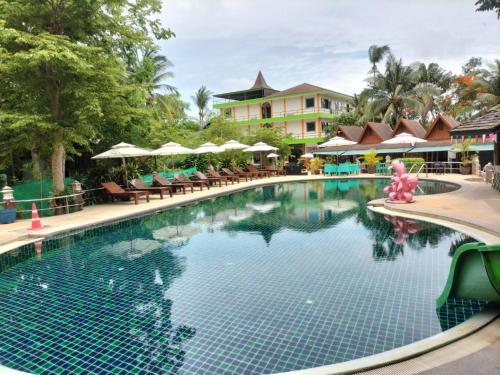 Bazén v ubytování Lotus Paradise Resort - SHA PLUS nebo v jeho okolí