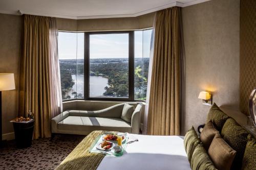 una camera d'albergo con un letto e una grande finestra di InterContinental Adelaide, an IHG Hotel a Adelaide