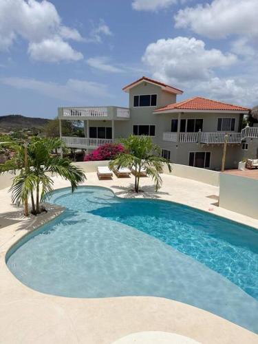 Oceanview Apartment في فيليمستاد: حمام سباحة كبير أمام المنزل
