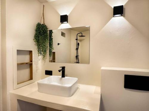 Oceanview Apartment في فيليمستاد: حمام مزود بحوض ومِرآة