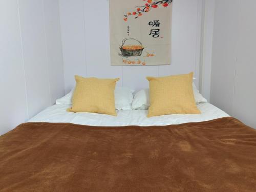 Shanghai Garden Historical loft Apartment with courtyard and citywalk- Near Downtown Wukang Road房間的床