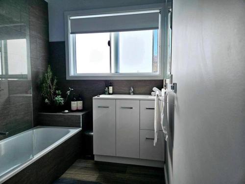 Un baño de Quantrill Avenure Retreat
