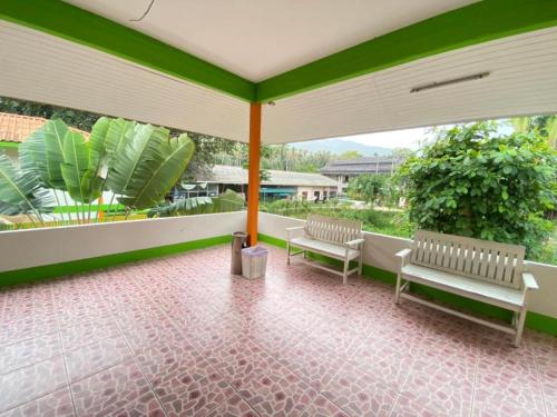 Lotus Hostel Beach Koh Taoにある庭