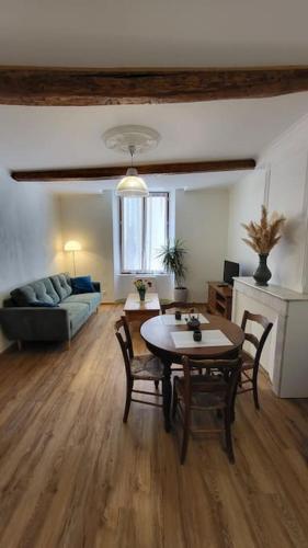 un salon avec une table et un canapé dans l'établissement A l'atelier, à Valensole