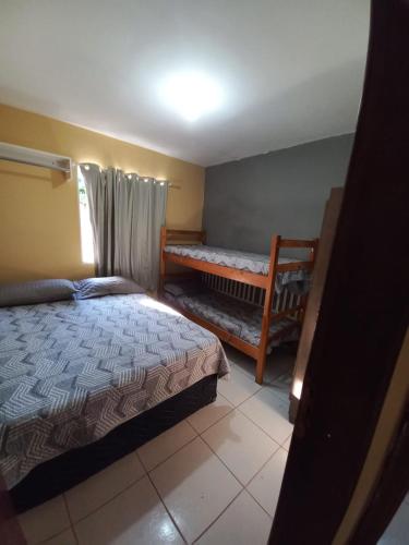 Ένα ή περισσότερα κρεβάτια σε δωμάτιο στο Próximo a Luziânia casa 24