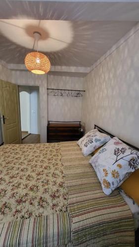 - une chambre avec un lit avec deux oreillers et un plafond dans l'établissement A l'atelier, à Valensole