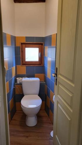une salle de bain avec toilettes et fenêtre dans l'établissement A l'atelier, à Valensole