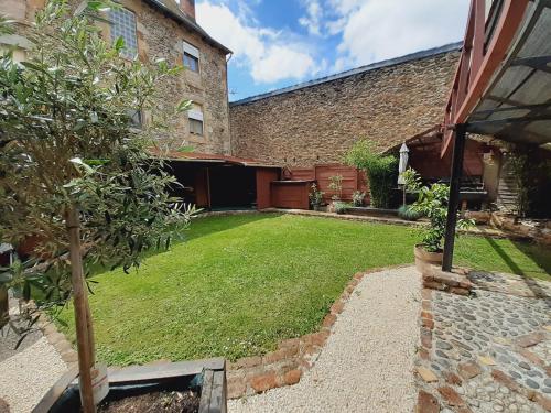 lo forat dins la paret(le trou dans le mur)